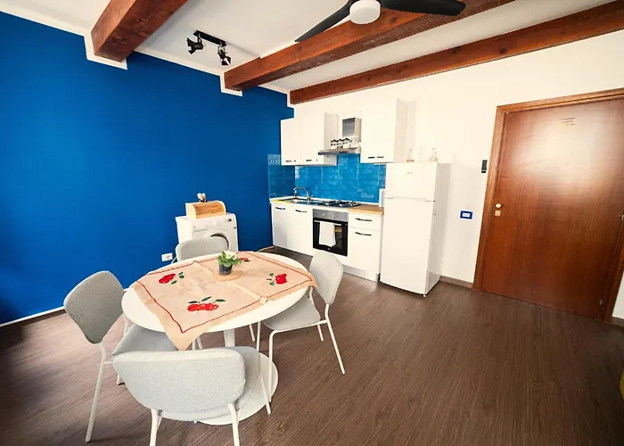 Woodpecker Nest Apartment *